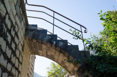 Demir korkuluk ile eski, taş, vintage merdiven. Açıkta