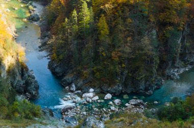 Mavi nehir yukarı kurutma derin kanyon sonbahar orman karşı akar. Doğa ve vahşi hayat.