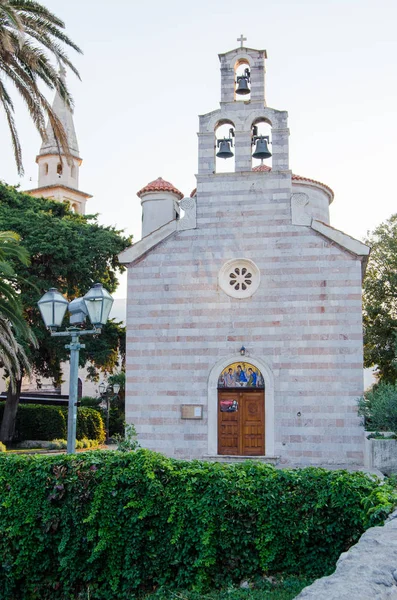 Iglesia Vieja Sobre Fondo Palmeras Con Torre Campanario Casco Antiguo —  Fotos de Stock