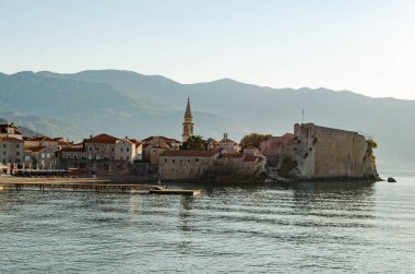 Sabahın erken saatlerinde kent Karadağ, Budva.On dağlar ve deniz arka plan.