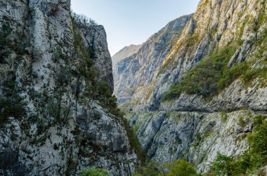 Bir derin kanyon ile dağ Gorge. Tehlikeli yol. Büyüleyici doğa.
