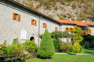 Yeşil çiçekler ve ağaçlar eski manastırın avlusunda ile çevre düzenlemesi. Güzellik ve çevre düzenlemesi.