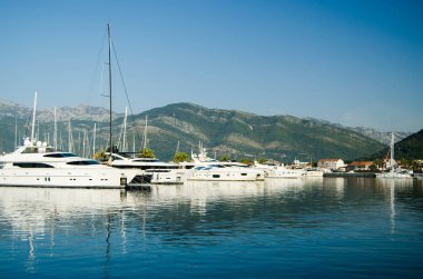 Yatlar ve dağlar ve mavi gökyüzü arka plan üzerinde Adriyatik limanda Motorlu kayak sandallar.
