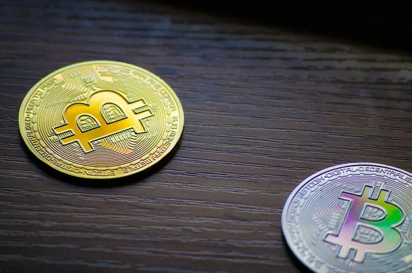 Zwei Bitcoin Münzen Auf Dem Startbildschirm Holztisch Nahaufnahme — Stockfoto