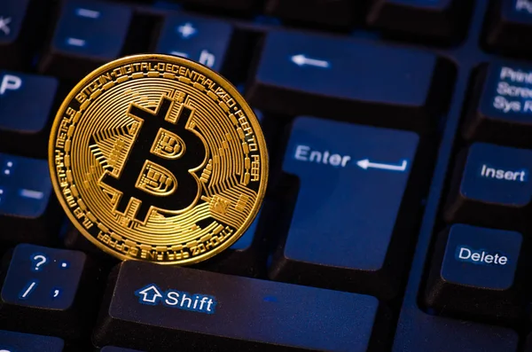 Goldmünze Bitcoin Auf Der Tastatur Blau Vom Monitor — Stockfoto