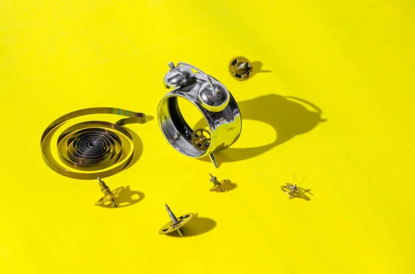 Relógio Alarme Antigo Desmontado Engrenagens Fundo Amarelo Brilhante Com Sombras — Fotografia de Stock