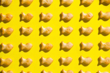 Çerezler kadar zor shadows.close ile parlak güneşin altında form balık, sarı arka planda