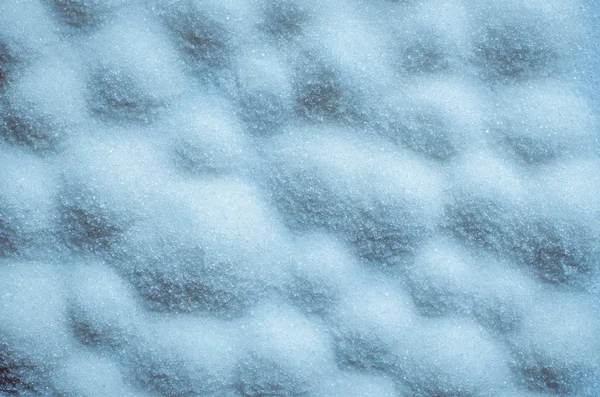 Горсть Сахарного Песка Против Синего Снега Дрейфует Крупным Планом Сверху — стоковое фото