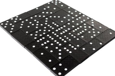 Kopya alanı ile beyaz arka planda siyah Domino