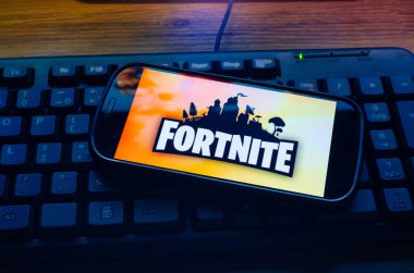Kostanai, Kazakistan, Ocak 29, 2019.Mobile telefon klavye, arka planda firma Epic Games ekran logosu ile popüler bir oyun Fortnite yarattı.