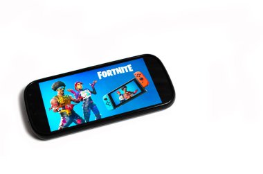 Kostanai, Kazakistan, popüler oyun Fortnite görüntü ile beyaz arka plan cep telefonunuzda.