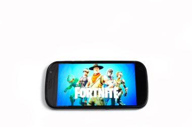 Kostanai, Kazakistan, popüler oyun Fortnite görüntü ile beyaz arka plan cep telefonunuzda.