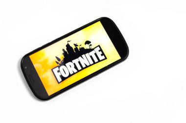 Kostanai, Kazakistan, popüler oyun Fortnite görüntü ile beyaz arka plan cep telefonunuzda.