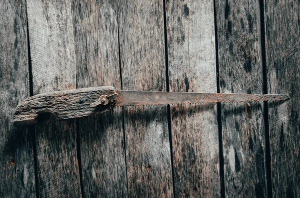 Ahşap Arka Plan Üzerinde Eski Vintage Paslı Demir Testeresi — Stok fotoğraf