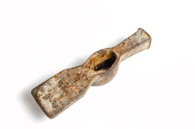 Beyaz arka plan üzerinde eski paslı çekici. Retro aracı.