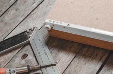 Tornavida metal köşe ve birleştirilmiş mobilya kutusu vidalı kılavuzları ile ölçme.