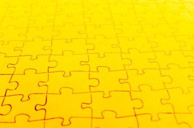 Parlak sarı zemin üzerine monte bulmaca.