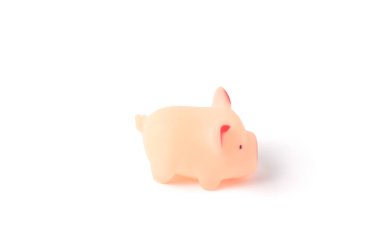 Yalnızca küçük, lastik, pembe domuz, oyuncak beyaz arka plan üzerinde.