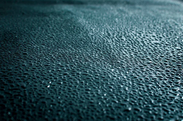 Keringat, tetesan air di permukaan setelah hujan. Tetes di backlight.Summer kesejukan dalam air . — Stok Foto