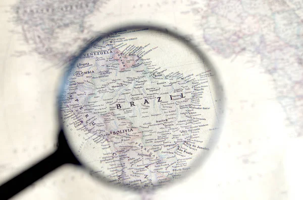 Vecchia mappa con territorio del Brasile e il nome del paese viene ampliato attraverso una lente di ingrandimento . — Foto Stock