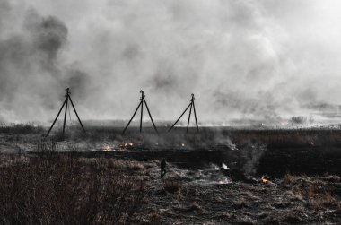Yangından sonra toprak yandı. Bombardımandan sonra ateş, elektrik hattı. İtfaiyeci, asker sahada.
