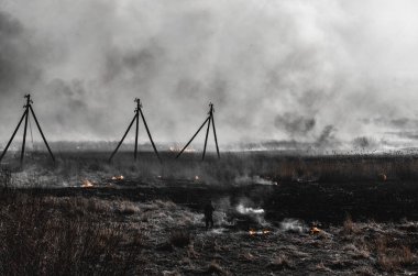 Yangından sonra toprak yandı. Bombardımandan sonra ateş, elektrik hattı. İtfaiyeci, asker sahada.