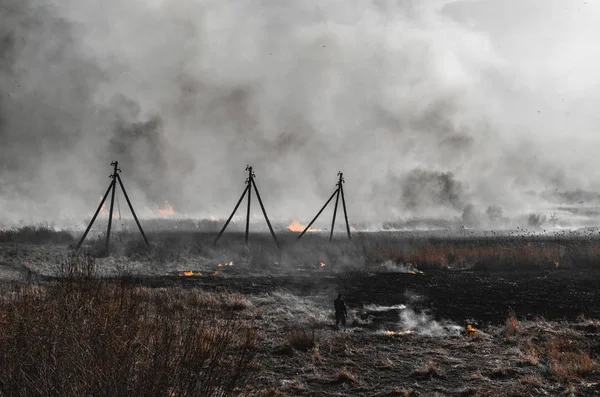 Yangından sonra toprak yandı. Bombardımandan sonra ateş, elektrik hattı. İtfaiyeci, asker sahada.