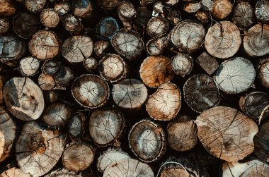 Yığılmış günlüklerin, günlüklerin arka planı. Isıtma ekolojik yöntemi.