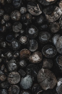 Yığılmış günlüklerin, günlüklerin arka planı. Isıtma ekolojik yöntemi.