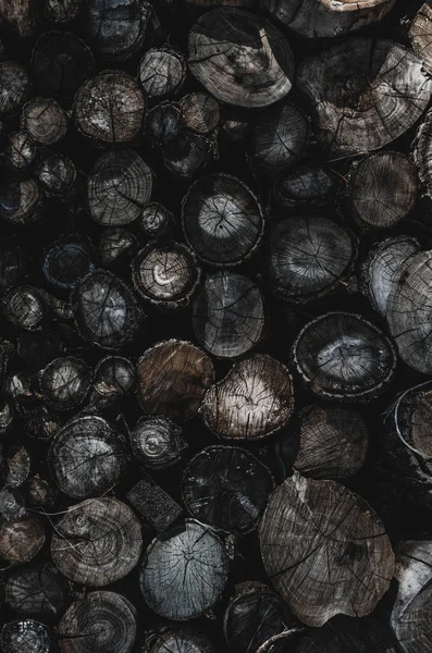 Yığılmış günlüklerin, günlüklerin arka planı. Isıtma ekolojik yöntemi.