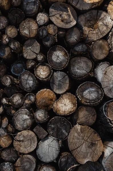 Yığılmış günlüklerin, günlüklerin arka planı. Isıtma ekolojik yöntemi.