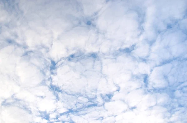 Abstrakt bakgrund, vita moln och blå himmel. Vacker natur. — Stockfoto