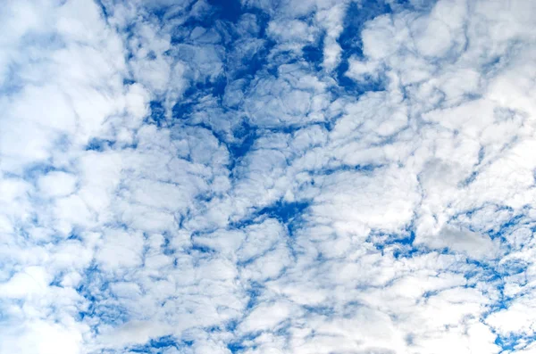Abstrakt bakgrund, vita moln och blå himmel. Vacker natur. — Stockfoto
