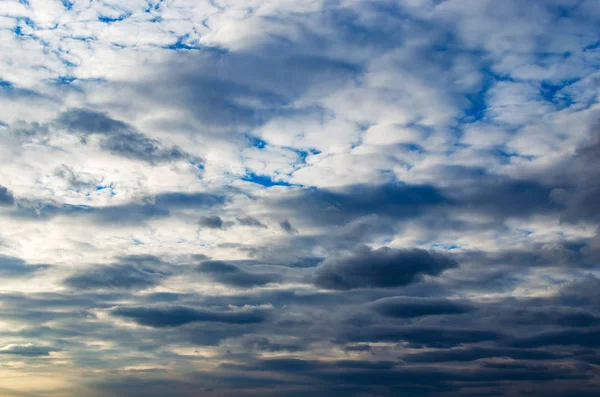 Sonnenuntergang vor grauem und weißem Hintergrund und blauem Himmel. — Stockfoto