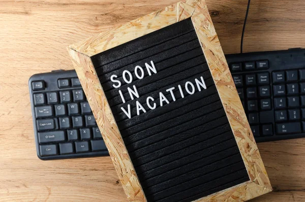 Brieftafel, die auf der Tastatur mit weißer Aufschrift auf schwarz liegt, ist bald im Urlaub. — Stockbild Brieftafel, die auf der Tastatur mit weißer Aufschrift auf schwarz liegt, ist bald im Urlaub. — Stockfoto