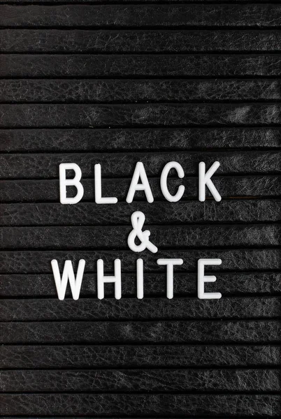 Brieftafel mit weißer Beschriftung schwarz-weiß. — Stockbild Brieftafel mit weißer Beschriftung schwarz-weiß. — Stockfoto