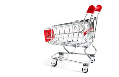 Beyaz arka planda alışveriş arabası. Yakın plan. Süpermarket, alışveriş ve satış.