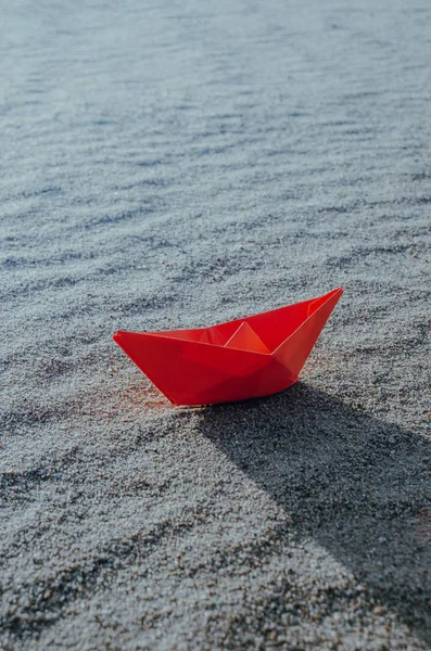 干海底的红纸船。海滩，热和度假。生态，干旱. — 图库照片