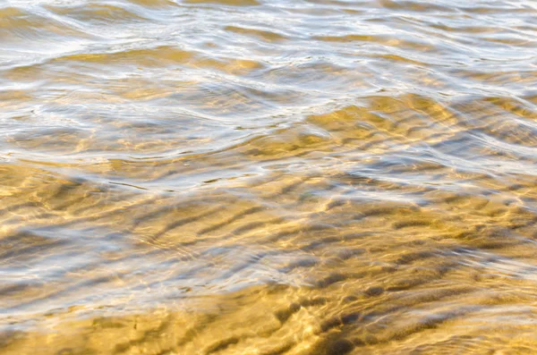 Sandy Lake bottom in kristalhelder water in de zomer op een heldere zonnige dag. — Stockfoto