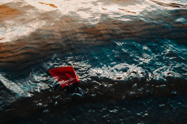 小，红色，纸船在汹涌的汹涌的大海中失事. — 图库照片