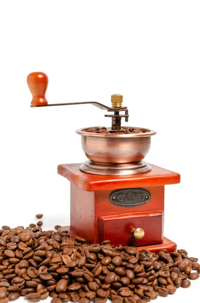 コーヒー豆と白い背景にレトロな木製のコーヒーグラインダー. ストック画像