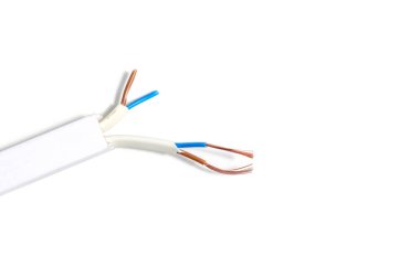 Beyaz bir arka planda üzerinde çalışan teller ile kablo kanalı.