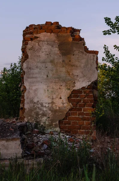 Część muru ceglanego zniszczonego domu po trzęsieniu ziemi. Wojna i zniszczenie. — Zdjęcie stockowe