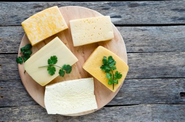 Yuvarlak kesme Tahtası üzerinde peynir, eski ahşap, rustik arka plan üzerinde.