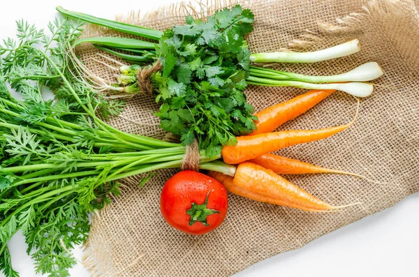 Cenouras, salsa, alho-porro e tomates secam-se na serapilheira. Verão e legumes saudáveis . — Fotografia de Stock
