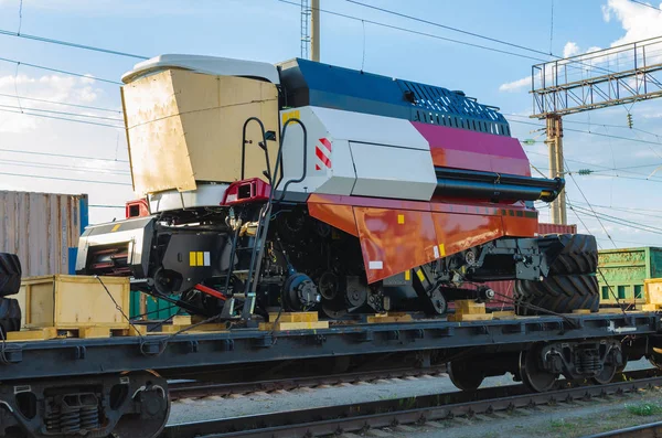 Trein platform is geladen met nieuwe gedemonteerd voor transport, landbouw, combineert. — Stockfoto