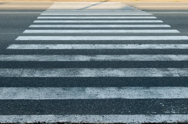 Yaya geçidi olan yol. Yol Zebra.
