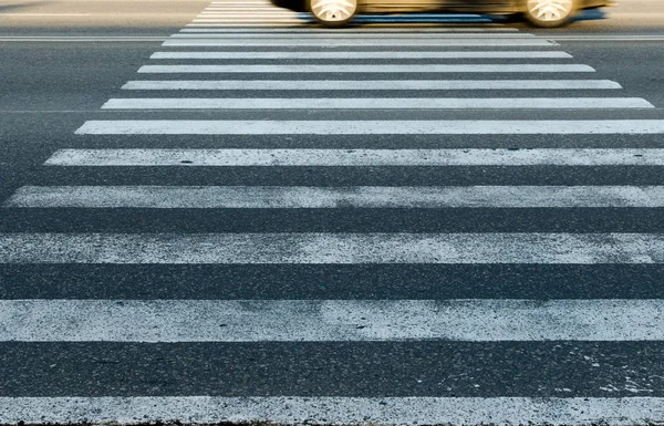 Samochód z dużą prędkością przechodzi przez pieszych Zebra. — Zdjęcie stockowe