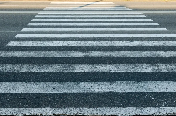 Droga z przejście dla pieszych. Zebra drogowa. — Zdjęcie stockowe