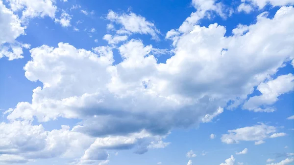 Cumulus moln mot en klarblå himmel på en solig dag. — Stockfoto